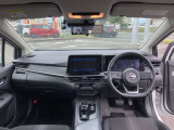 すっきりした運転席周りにはナビやエアコンの操作パネルを設置しておりますので、お一人での運転でもご安心できます。