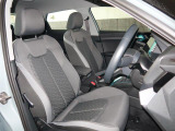 Audi車はどの車種も全てレザーハンドルです。そこにはAudiのこだわりがあり質感の高いレザーでしっかりと手に馴染み、高級感を演出します。