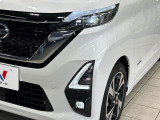 【LEDヘッドライト】悪天候や夜間走行時も良好な視界を確保し安心して運転できる高輝度LEDヘッドライトを装備!点灯速度が早く、消費電力も抑えられています。