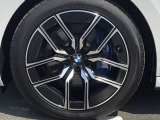 BMW純正20インチホイール。洗練されたデザインで、足元の個性を引き立てます。