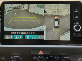 バックカメラは全方位カメラを装備しています。ガイドラインも表示され、より安心です。