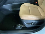 パワーシート搭載。微妙な調整が手軽にでき、ピッタリなポジションで運転することが可能です。
