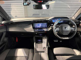 スッキリとまとめられた運転席周りで、運転を楽しくさせる内装です