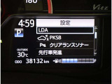 レーンディパーチャーアラートとは車線または走路からの逸脱の可能性を警告すると共に、車線または走路からの逸脱を避けるためのハンドル操作の一部を支援する機能です。詳細は販売店スタッフまでおたずねください。