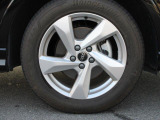 全車両に標準装備の純正アルミホイールは、純正ならではのバランスの良いデザインと、走行安定性をお楽しみ頂けます。