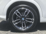 【BMWアロイホイル】軽量かつ強度に拘ったアロイホイル。走行性能ポテンシャルを引き出す設計。車の足元を引き締めてくれる大きなポイントはアロイホイルです。