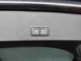 オートマチックテールゲート付き。アドバンストキーのボタンの長押し、運転席のドアのスイッチで開閉できます。