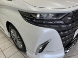 【LEDヘッドライト】悪天候や夜間走行時も良好な視界を確保し安心して運転できる高輝度LEDヘッドライトを装備!点灯速度が早く、消費電力も抑えられています。