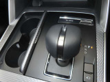CX-60の力強い走りを、8ATでコントロールいたします。シフトレバー左側には、蓋付きのドリンクホルダーを前二席分備えています。