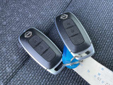 鍵を操作しなくても持っているだけでドアロック操作やエンジン始動などができるインテリジェントキー