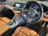 【ハンドル】ドライバーとBMW車の一体感がダイレクトに伝わるステアリングホイール。形状・太さへの拘りに加えて、操作性を高める為にスイッチ類も配置。クイックかつ安定のドライビングを体感下さい!