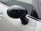 MINIの電動格納サイドミラーは、スイッチ操作でスムーズに開閉でき、狭い駐車場でも安心して扱えます。車体との一体感あるデザインで、利便性とスタイリングを両立した装備です。