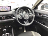 ドライバーが心に余裕をもって運転に集中できること、助手席や後席からもすっきりと前を見通せる空間の起点となり、全員が安心してドライブを楽しめることをモットーにシンプルなレイアウトとなっています。