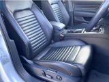 メーカーオプションのフルレザーシートパッケージです。運転席および助手席にはシートヒーターおよびシートに涼しい風を送るシートベンチレーターも装備、1年を通して常に快適な環境を提供するアイテムです。