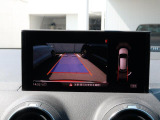 バックカメラ駐車時、後退時に後方を確認する事ができる安全快適装備になります映像だけでなくセンサーにより障害物の距離もドライバーに直感的に伝えてくれる機能になります。