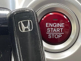 【Hondaスマートキー】カバンやポケットに入れたままでもドアの施錠・解錠が可能なスマートキーを装備。エンジンのオン・オフ時もカギを取り出す必要が無いからとっても便利です♪
