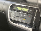 【オートエアコン】一度お好みの温度に設定すれば、車内の温度を検知し風量や温度を自動で調整。暑い&hellip;寒い&hellip;と何度もスイッチ操作をする必要はありません。快適な車内空間には必須の機能ですね♪
