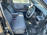 快適に運転できるドライブポジション!運転席シートリフターとチルト&テレスコピック付きステアリングで、女性でも無理のない運転姿勢がとれます。