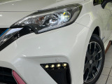 【LEDヘッドライト】悪天候や夜間走行時も良好な視界を確保し安心して運転できる高輝度LEDヘッドライトを装備!点灯速度が早く、消費電力も抑えられています。
