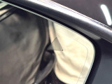 【ブラインドスポットモニタリング】走行中、ドアミラーの死角になりやすい箇所に後続車が接近するとサイドミラー付近に警告を表示、ドライバーに注意喚起をしてくれます。