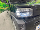 【LEDヘッドライト】悪天候や夜間走行時も良好な視界を確保し安心して運転できる高輝度LEDヘッドライトを装備!点灯速度が早く、消費電力も抑えられています。