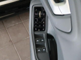 シートの高さ、前後、角度、リクライニング機能の電動調整可能。運転席とドアミラーなどのポジションを記憶し、ボタン操作だけでセットされたポジションを自動的に再現する2プリセット分のメモリー機能が付きます