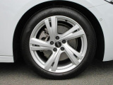 全車両に標準装備の純正アルミホイールは、純正ならではのバランスの良いデザインと、走行安定性をお楽しみ頂けます。