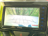 【バックカメラ】駐車時に後方がリアルタイム映像で確認できます。大型商業施設や立体駐車場での駐車時や、夜間のバック時に大活躍!運転スキルに関わらず、今や必須となった装備のひとつです!