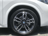【BMWアロイホイル】軽量かつ強度に拘ったアロイホイル。走行性能ポテンシャルを引き出す設計。車の足元を引き締めてくれる大きなポイントはアロイホイルです。