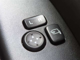 日本の駐車場は幅が広くないところが多くて、乗り降りが大変だったりしますよね。電動ミラーがあれば、室内でミラーをたためるので、駐車するときも便利ですね。
