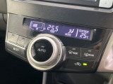 【オートエアコン】一度お好みの温度に設定すれば、車内の温度を検知し風量や温度を自動で調整。暑い&hellip;寒い&hellip;と何度もスイッチ操作をする必要はありません。快適な車内空間には必須の機能ですね♪