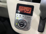【オートエアコン】一度お好みの温度に設定すれば、車内の温度を検知し風量や温度を自動で調整。暑い&hellip;寒い&hellip;と何度もスイッチ操作をする必要はありません。快適な車内空間には必須の機能ですね♪