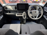 [フロントシート]インパネにシフトが付いているので足元広々!運転席から助手席の移動も楽々♪どちらからでも乗り降り出来るので、狭い場所の乗り降りも楽ちんですよ♪
