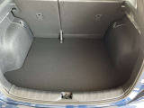 バックドアは大きく開きます。定員乗車時でも十分広いラゲッジスペースを確保しています