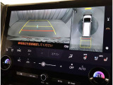 パノラミックビューモニター付きです。車両を上から見たような映像をディスプレイオーディオ画面に表示。運転席からの目視だけでは見にくい、車両周辺の状況をリアルタイムでしっかり確認できます。