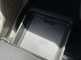 助手席にはアンダートレイも備えちょっとした収納に便利です。
