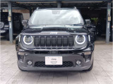 Jeepを象徴する7本の縦型グリルが印象的なフロントデザインです。