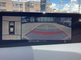 狭い場所での駐車やすれ違いなどでより的確な運転操作に役立つ360&deg;ビューモニターが装備されています。