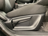 運転席にはドライバーの体型や好みに応じて前後方向だけでなく、高さの調整ができるシートリフターを装備!