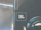 【JBLサウンドシステム】メーカーオプションの高品位サウンドシステムを搭載。専用のチューニングが施された大小様々なスピーカーから良質なサウンドが奏でられ、臨場感あふれる音響空間を演出します。