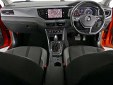 メーターとナビゲーションを同じ高さに配置した水平基調のデザイン。視線移動が少なく、直感的に使える優れた操作性を実現しています。