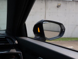 アウディサイドアシスト『後方の死角を並走する車両を検知しドアミラーの内側のLEDが点灯。ドライバーに注意を促し事故を未然に防ぐシステムです。』