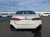ご納車前には、BMWを熟知したメカニックによる100項目の点検・整備を行います。不具合箇所、交換時期に達している部品に関しましては、全て当社負担で交換してからのご納車となります。