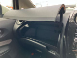 助手席前グローブボックス、かさばる車検証入れは別に収納スペースがあるので、ご自由に使えます。色々な物の収納にお使い下さい♪