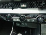 オートエアコンは温度を設定すれば自動で快適な状態をキープしてくれるので運転中の温度操作が減るので楽々ですね♪