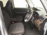 見通しのよいすっきりとした視界で、誰でも運転しやすいです。運転のしやすさは疲れにくさにも繋がります。