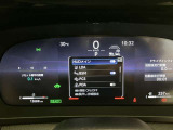 【レーンディパーチャーアラート】道路上の白線(黄線)をカメラで認識、ドライバーがウインカー操作を行わずに車線を逸脱する可能性がある場合、ブザーとディスプレイで注意喚起。