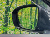 【後方車輛検知】走行中、ドアミラーの死角になりやすい箇所に後続車が接近するとサイドミラー付近に警告を表示、ドライバーに注意喚起をしてくれます。