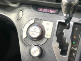 【オートエアコン】一度お好みの温度に設定すれば、車内の温度を検知し風量や温度を自動で調整。暑い&hellip;寒い&hellip;と何度もスイッチ操作をする必要はありません。快適な車内空間には必須の機能ですね♪