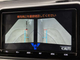 幅も大きいクルマなので、すれ違いも心配ですよね。バックカメラだけでなく、サイドカメラも装備しています。裏道のすれ違いの時なども、活躍してくれます。